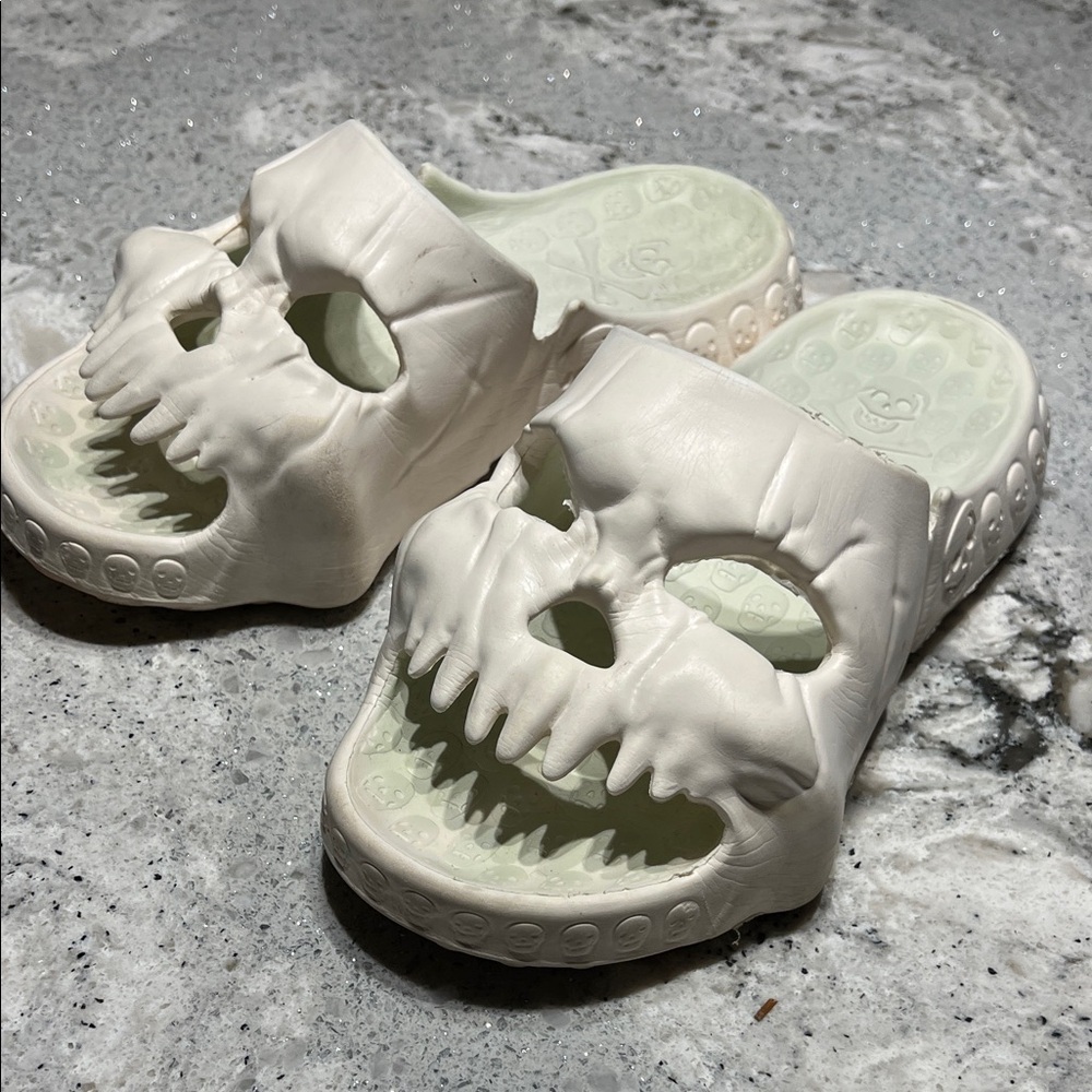 Skull Design White Slides - Size EU38.5 - Picture 8 of 8